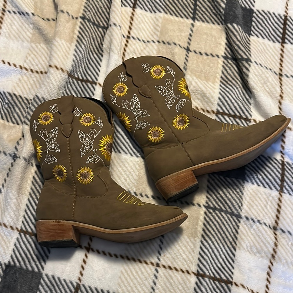 Brown Cowboy Boots with Sunflower Embroidery